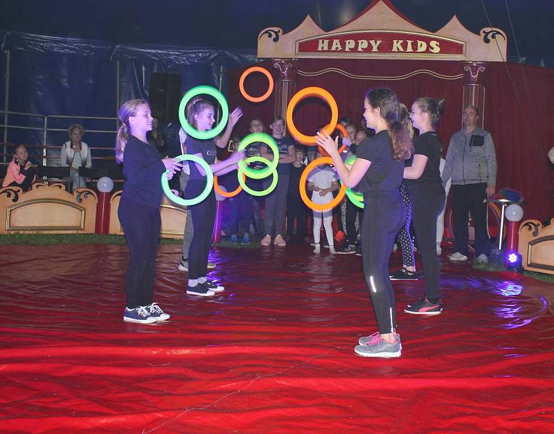 Cirkus Happy kids se školáky v Záhoří.