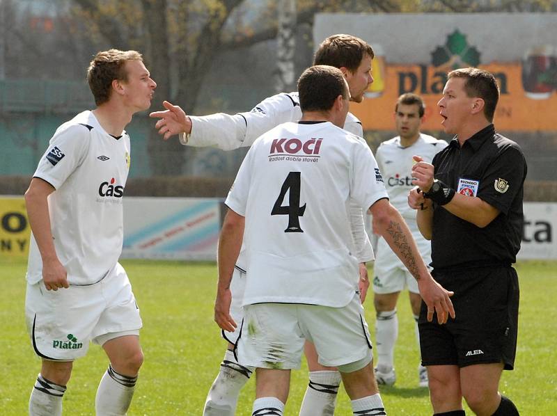 V samém závěru utkání třetí fotbalové ligy Písek - Králův Dvůr (0:0) byl v šestnáctce hostí faulován jeden z domácích hráčů, nařízení penalty se na rozhodčím Henychovi domáhali (zleva) Malý, Pastyrik a Pivoňka, ale všechno bylo marné. Rozhodčí byl jiného 