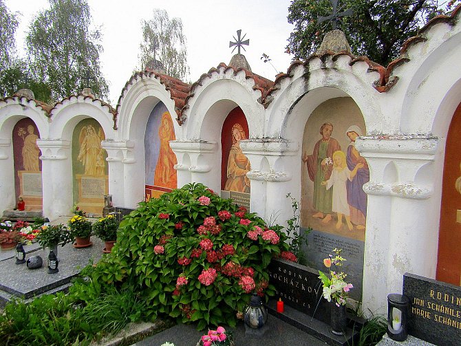 3. Hřbitov je známý a unikátní malovanými kapličkami po svém obvodu.