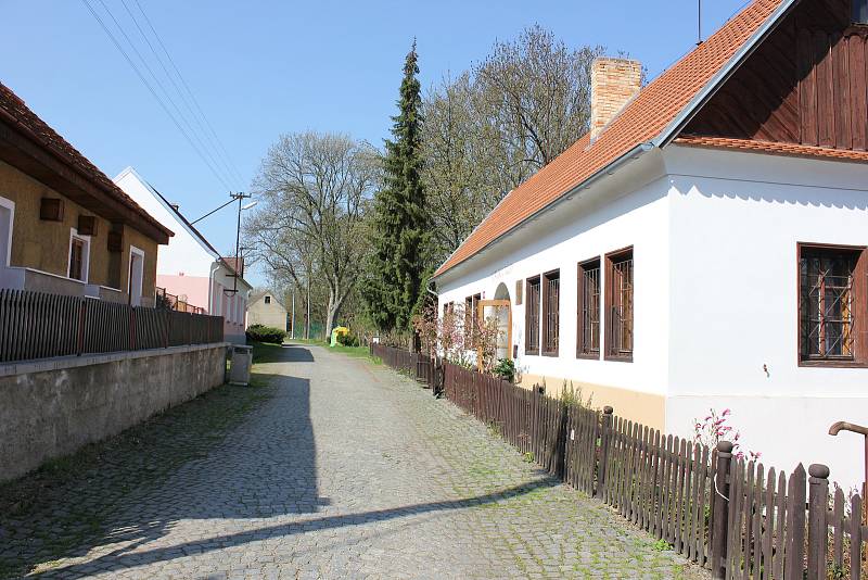 Památník Mikoláše Alše a Matěje Kopeckého v Miroticích.