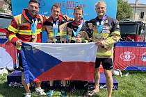 Písecký hasič Michal Brousil (zcela vpravo) obhájil titul. Je potřetí nejtvrdším hasičem světa.