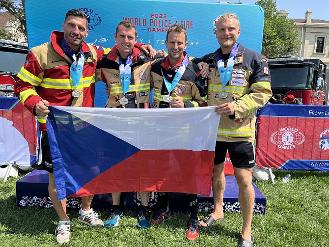 Písecký hasič Michal Brousil (zcela vpravo) obhájil titul. Je potřetí nejtvrdším hasičem světa.