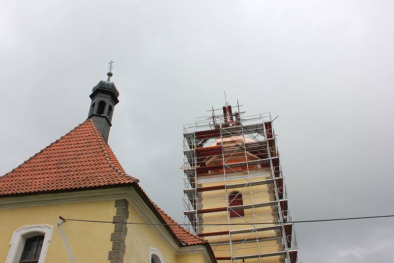 Kostel svatého Ondřeje v Radobytcích. Slavnostní instalování makovice s tubusem, ve kterém je odkaz pro další generace, na novou báň kostelní věže.