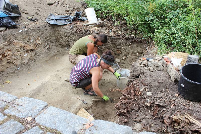 Archeologický výzkum u mirovického kostela.