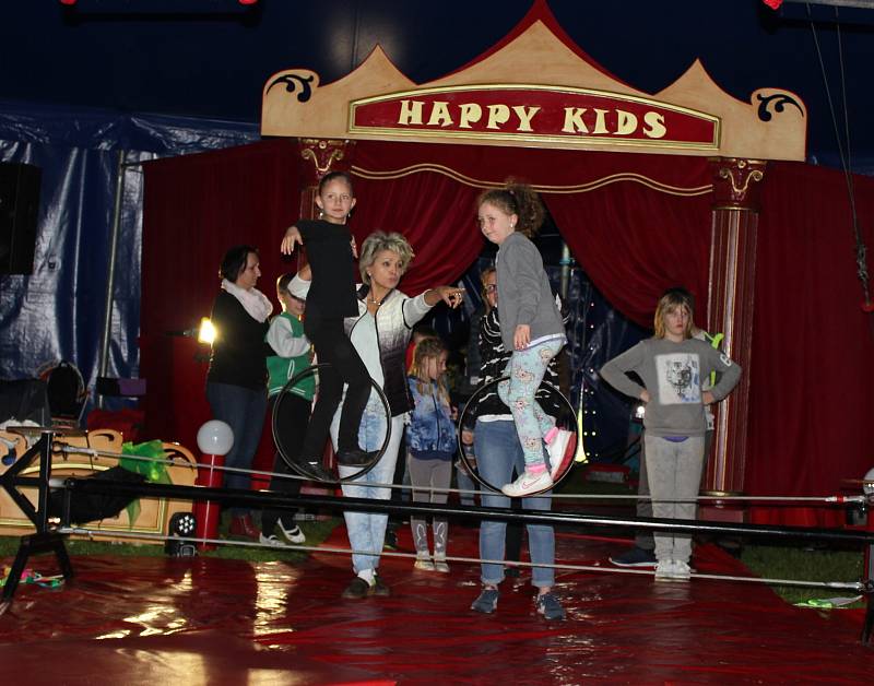 Cirkus Happy kids se školáky v Záhoří.