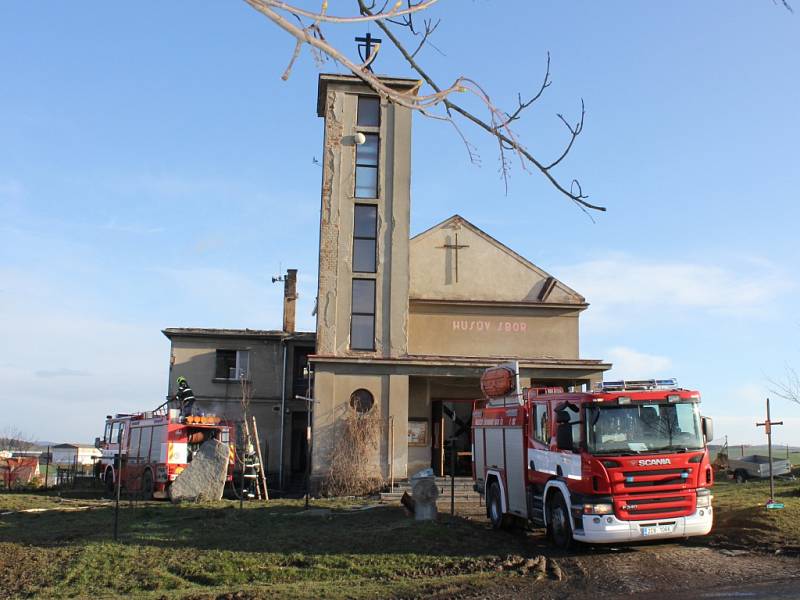 Kostel Církve československé husitské v Mirovicích ráno po požáru.