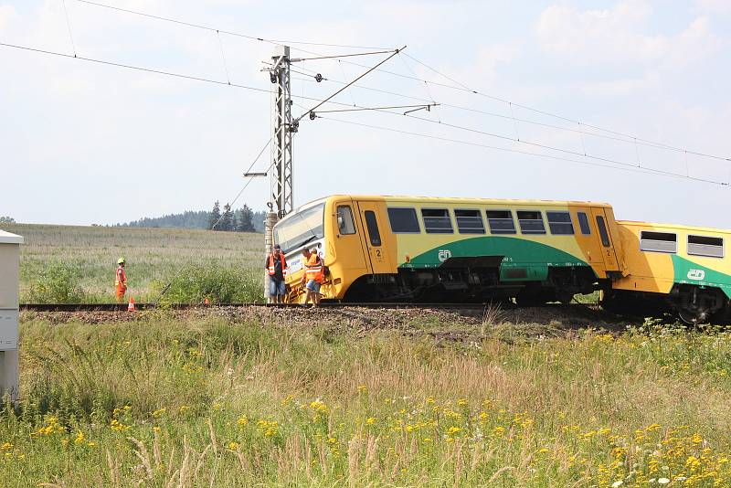 Nehoda na železničním přejezdu u Smrkovic v roce 2018. Při střetu traktoru s osobním vlakem se zranilo deset lidí.