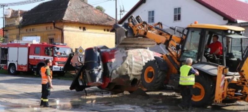 Táborskou ulici zalil beton. Nehodu odklízeli hasiči šest hodin.