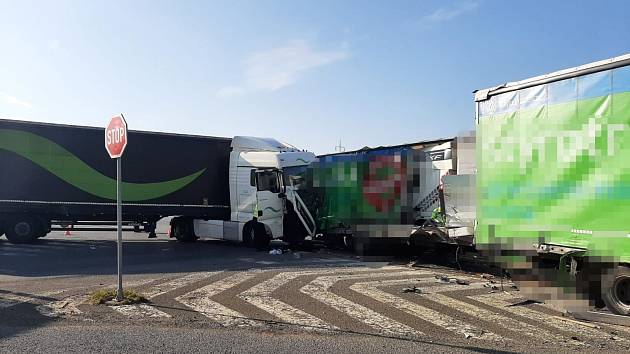 Dopravní nehoda 3 nákladních vozidel u obce Lety.
