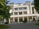 Novotou zářící fasáda na rekonstruované historické budově Divadla Fráni Šrámka v Písku.