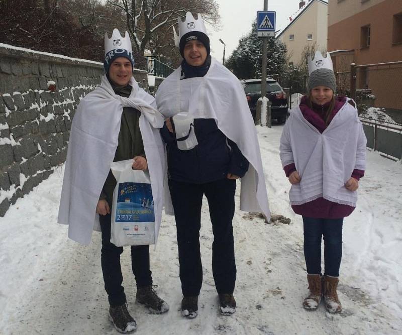 Koledníci Tříkrálové sbírky, kterou pořádala Farní charita Milevsko.