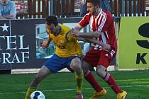 PÍSEK PORAZIL ZÁPY 1:0. Martin Voráček (vlevo) si kryje balon před Martinem Glasnovičem.