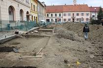 Mirovické náměstí prozkoumávají archeologové.