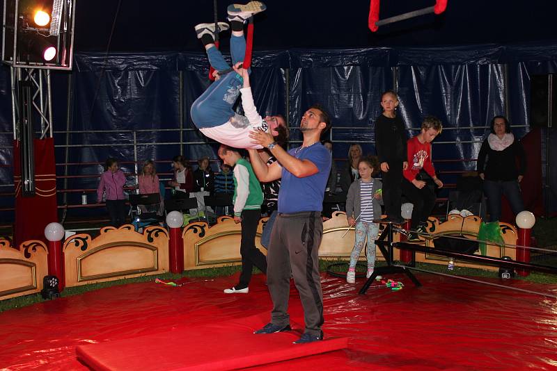 Cirkus Happy kids se školáky v Záhoří.