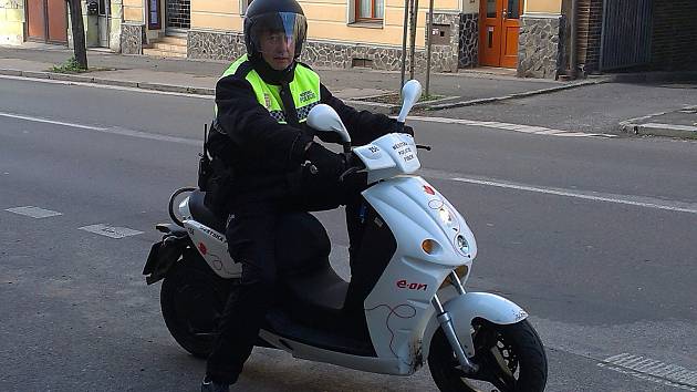 Elektroskútr  využívaný Městskou policií v Písku.