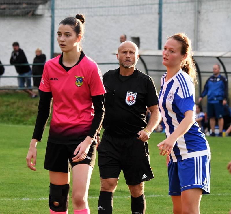 Fotbalová divize žen: TJ Hradiště - Jiskra Domažlice 4:1 (2:1).