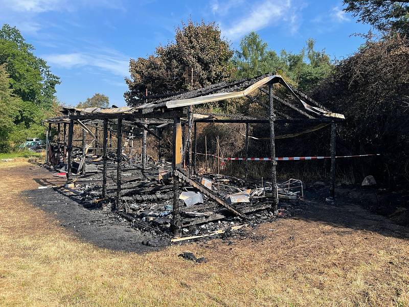 Karavany i s přístřešky kompletně lehly popelem. Bylo velkým štěstím, že se nikomu nic nestalo.