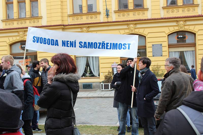 Studenti píseckého gymnázia se připojili k výstražné stávce Vyjdi ven!