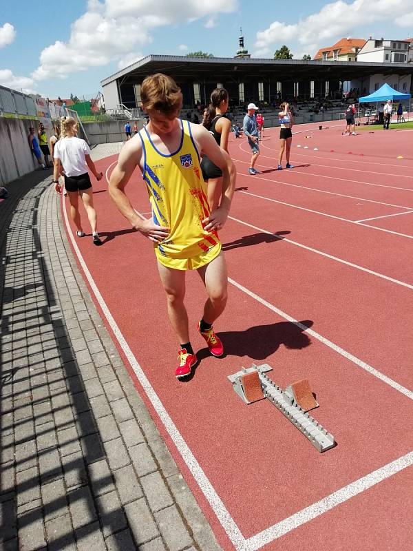 Michal Rottenberg na startu čtyřstovky dorostenců.