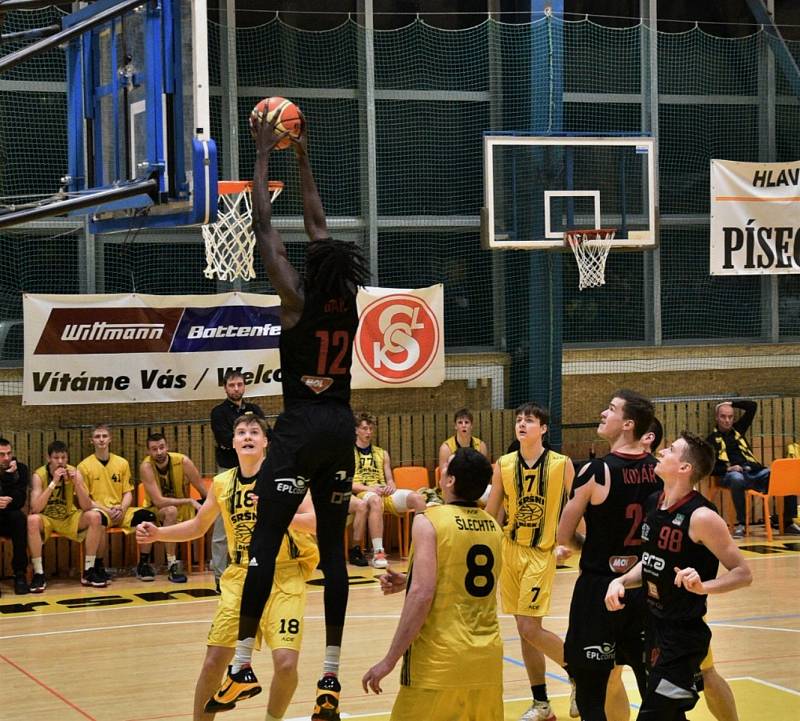 Český pohár basketbalistů: Sokol Sršni Písek - ERA Basketbal Nymburk 67:109.