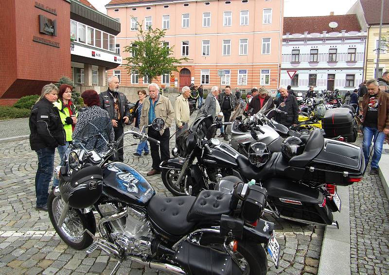 V pořadí 13. ročník Setkání motorkářů v Milevsku se uskutečnil v sobotu 7. května. Nechyběla tradiční modlitba v Kostele sv. Bartoloměje a žehnání mašinám na náměstí E. Beneše i společná vyjížďka na Zvíkov.