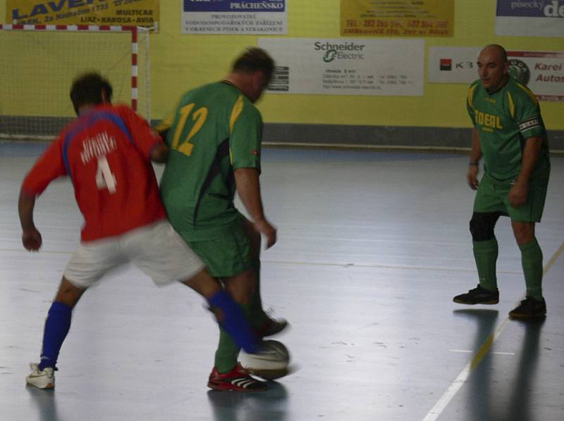 O prodlouženém víkendu (15. - 17. 11.) pokračují v Písku okresní soutěže ve futsalu-FIFA. Náš snímek je z nedávného střetnutí okresního přeboru Palma - FK Alfa.  