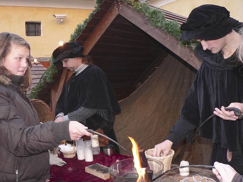 Lidé si v Protivíně na zahájení adventu mohli vyzkoušet i lití olova.