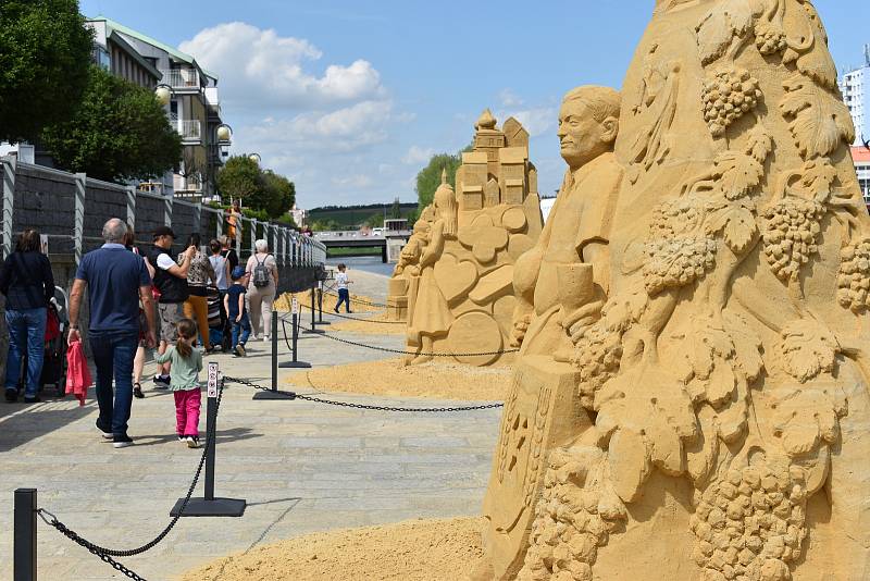 Vernisáž obřích pískových soch na náplavce řeky Otavy.