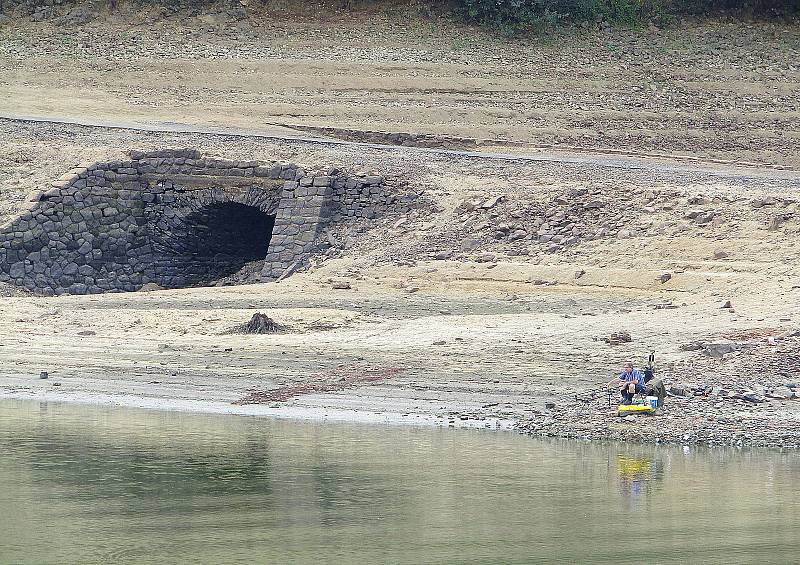 Přehradní nádrž Orlík na Vltavě u Podolského mostu v úterý 30. srpna. Hladina klesla více jak 12 metrů a odhalila řadu skrytých pokladů