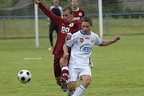 Ve finále memoriálu Jana Tomáška v Milevsku se střetla dvě mužstva z Písecka. Domácí FC ZVVZ podlehl týmu FC Písek 0:2. Na snímku hostující Jan Pastyrik (v tmavém) atakuje Jakuba Bardu.  