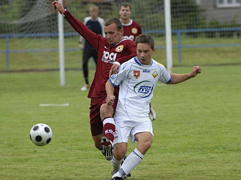 Ve finále memoriálu Jana Tomáška v Milevsku se střetla dvě mužstva z Písecka. Domácí FC ZVVZ podlehl týmu FC Písek 0:2. Na snímku hostující Jan Pastyrik (v tmavém) atakuje Jakuba Bardu.  