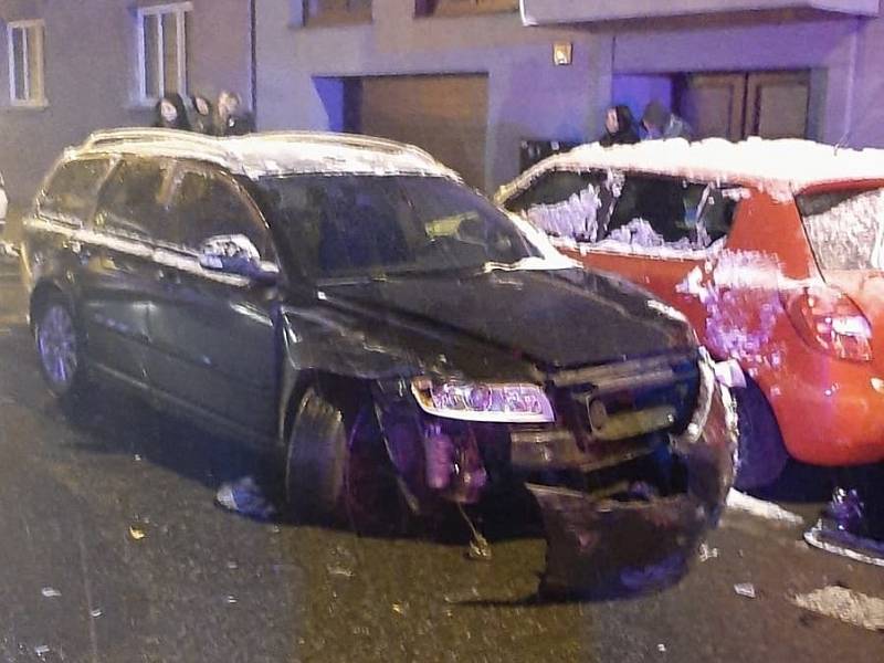 Řidič Volva se posilnil alkoholem. Pak čelně narazil do auta policejní hlídky.