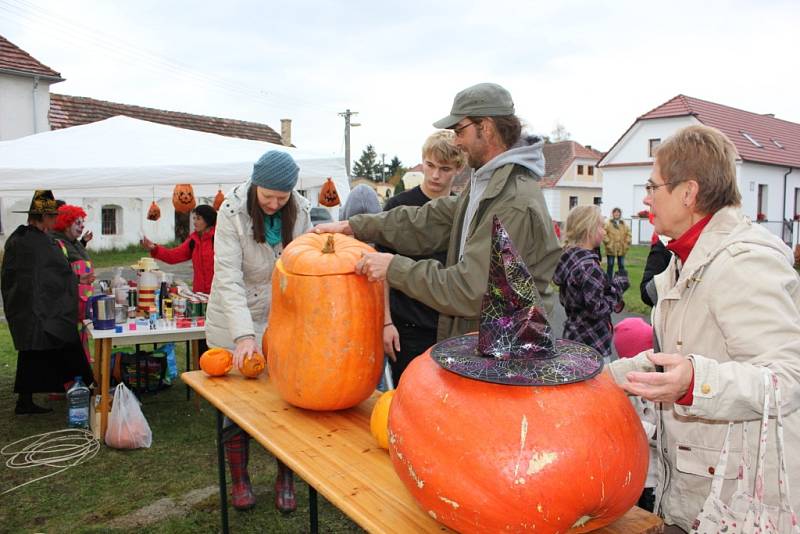 Halloweenské strašení u rybníka na návsi ve Varvažově.