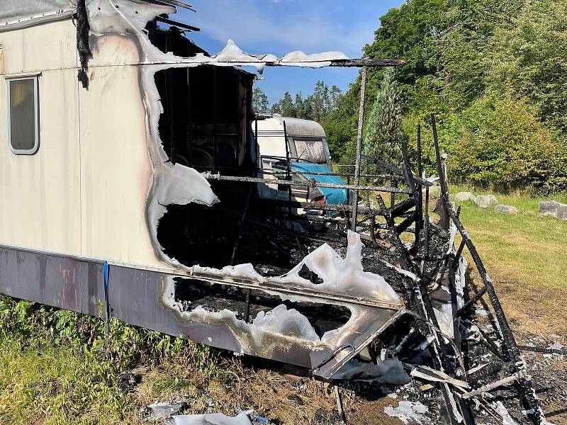 Karavany i s přístřešky kompletně lehly popelem. Bylo velkým štěstím, že se nikomu nic nestalo.