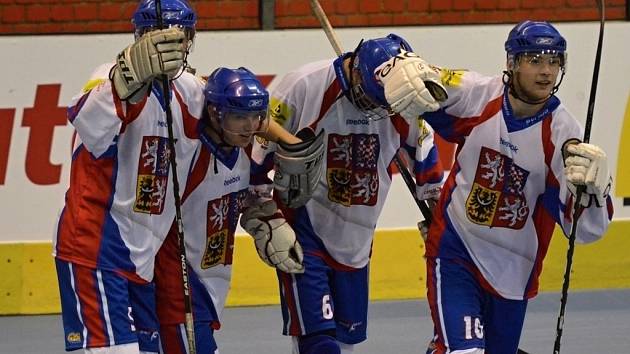 Čeští hráči kategorie U20 vstřelili v dosavadních třech zápasech na mistrovství světa juniorů v hokejbalu v Písku třiatřicet branek. A každou z nich radostně oslavili. Na snímku jsou (zleva): Daniel Čermák, Josef Krejčík, Dalimil Zvonek a Danko Deveri. 