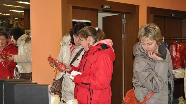 Jedenáctý ročník tradiční vánoční charitativní výstavy pořádané firmou KOČÍ je k vidění v kině Portyč. Výstava potrvá do 8. prosince.