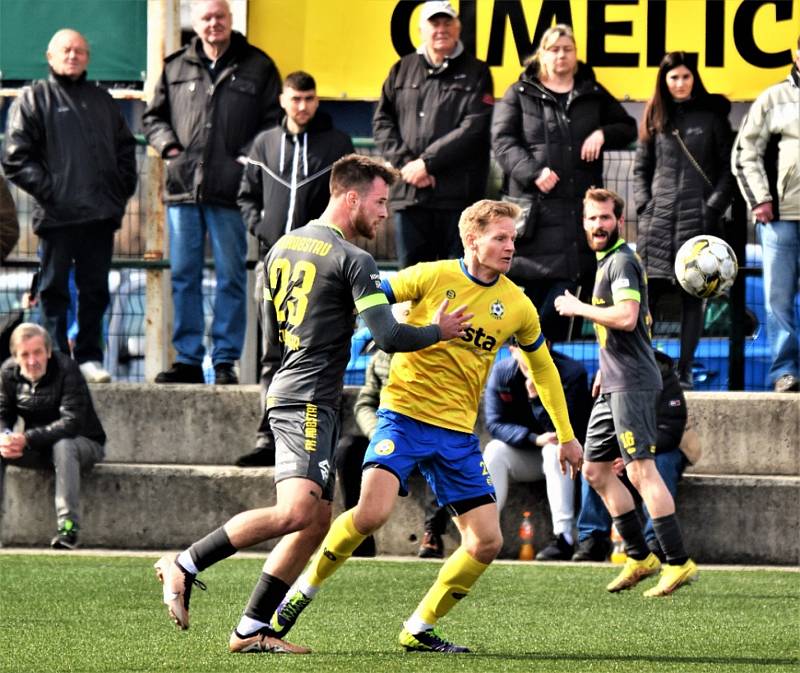 Fotbalisté Písku (ve žlutomodrém) v 18. kole ČFL remizovali s Přešticemi 1:1.