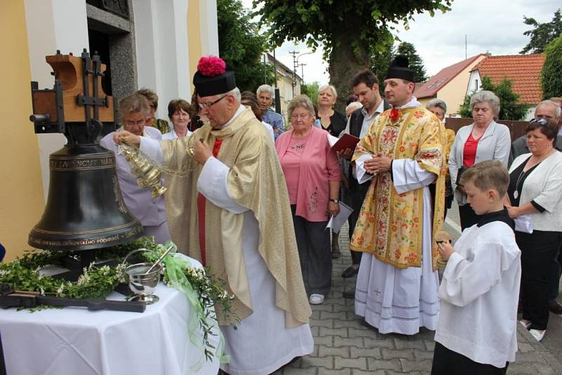 Kaple dostala nový zvon a historický zaujal místo na hradě Zvíkov.