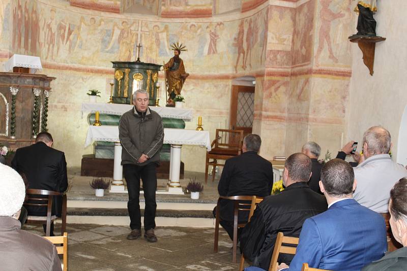 Kostel sv. Petra a Pavla v Albrechticích nad Vltavou.