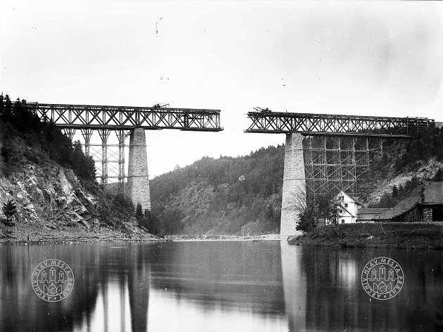 Stavba železničního mostu na trati Písek - Tábor v Červené nad Vltavou, 1888-1889.