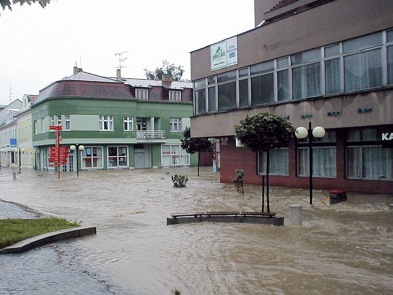 PROTIVÍN 2002. Při druhé povodňové vlně se  voda z Blanice v Protivíně dostala až na Masarykovo náměstí.