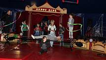 Cirkus Happy kids se školáky v Záhoří.