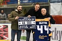 Prodej dresů Jana Rutty přinesl písecké hokejové mládeži 44 tisíc korun.