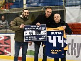 Prodej dresů Jana Rutty přinesl písecké hokejové mládeži 44 tisíc korun.