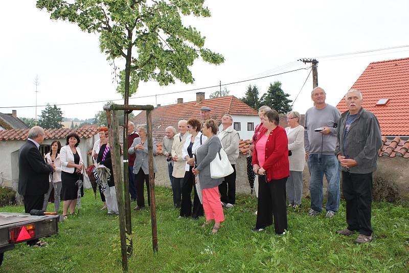 Kostel svatého Ondřeje v Radobytcích. Slavnostní instalování makovice s tubusem, ve kterém je odkaz pro další generace, na novou báň kostelní věže.