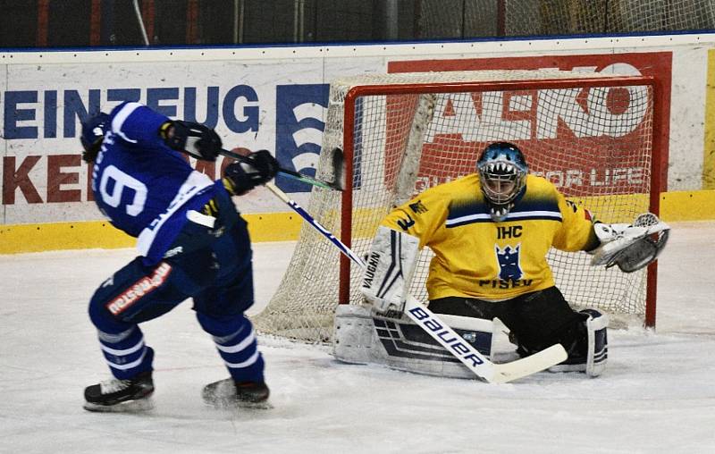 II. liga ledního hokeje: IHC Písek - HC Tábor 1:13.