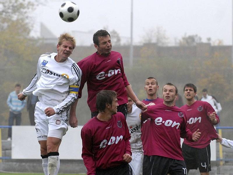 Kapitán domácího týmu Jan Zušťák (vlevo) v hlavičkovém souboji s Janem Rieglem v utkání minulého kola třetí fotbalové ligy, ve kterém FC Písek prohrál doma s rezervou Dynama České Budějovice 0:3. 