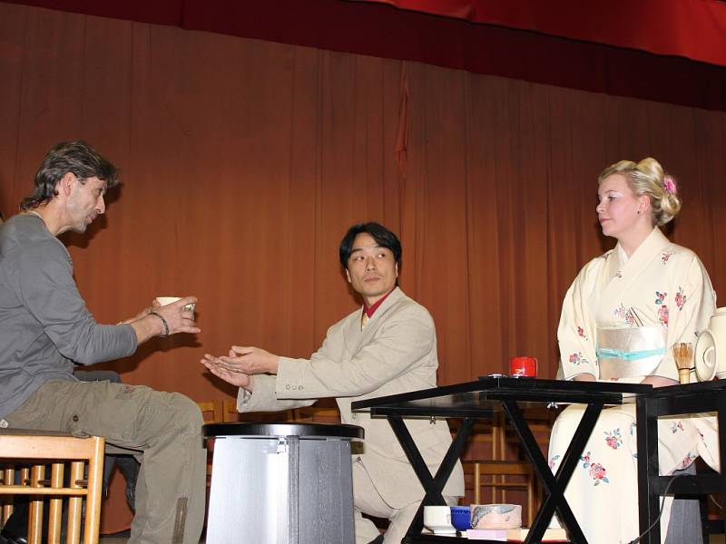 Ukázka čajového obřadu a ikebany.