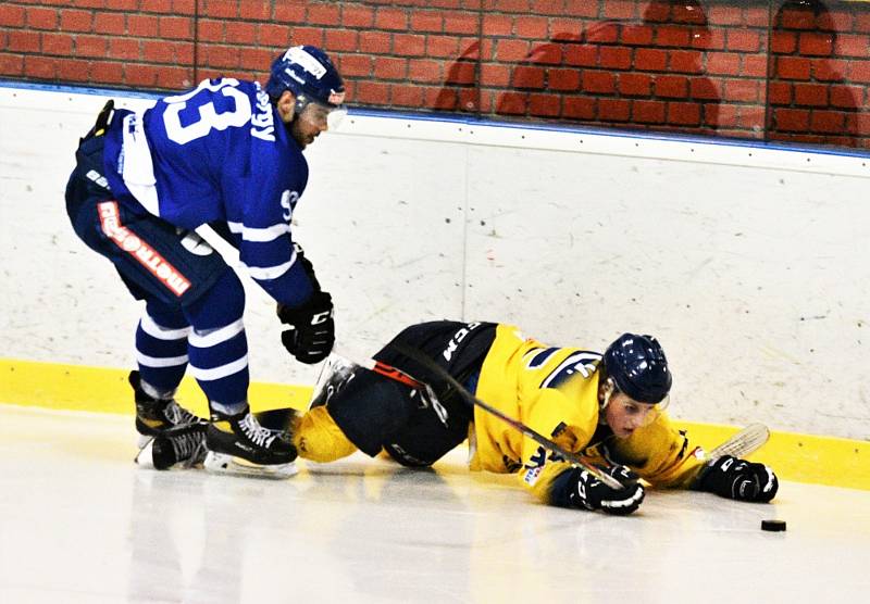 II. liga ledního hokeje: IHC Písek - HC Tábor 1:13.