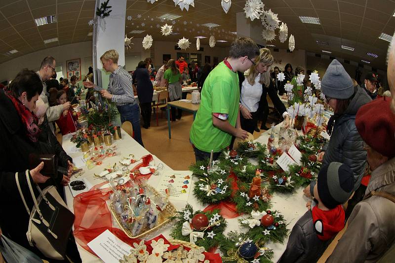 Slavnostní rozsvěcení vánočního stromu 2017 na ZŠ J. K. Tyla v Písku.